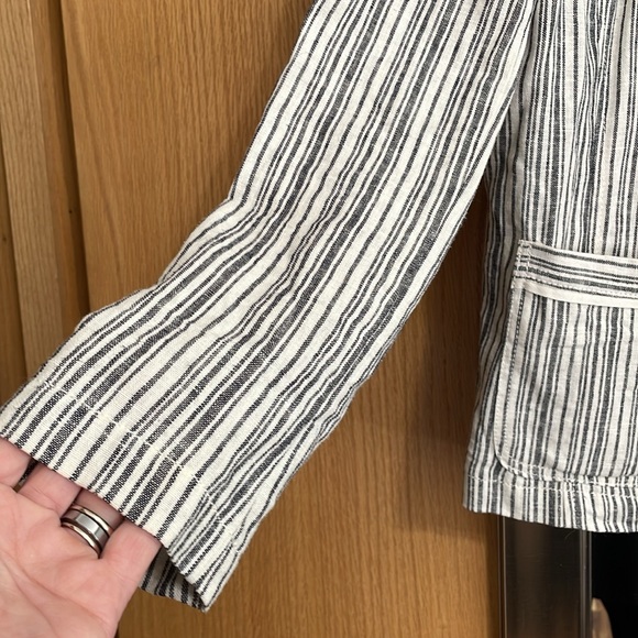 Maurice’s Large navy and white linen blend blazer pockets and front button - Picture 6 of 10